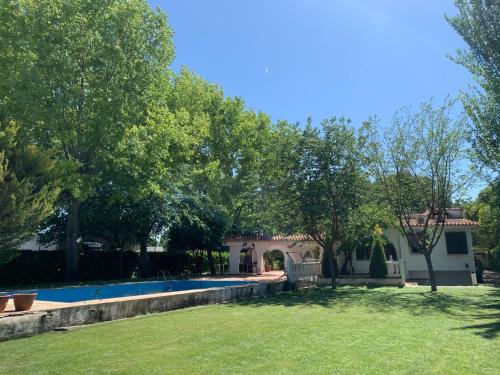 Casa con jardin في البسيط: منزل فيه مسبح في ساحة