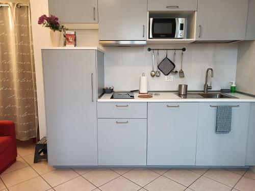 Η κουζίνα ή μικρή κουζίνα στο Appartamenti Borghetto San Donato 105