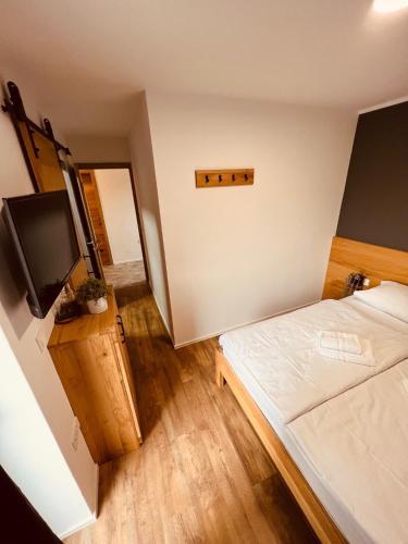 Letto o letti in una camera di PJagodic Hotel Cerklje - 5min to Airport