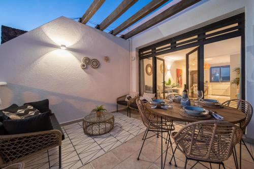 a dining room with a table and chairs at Casa Tucanes in Puerto del Carmen