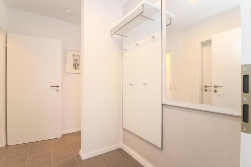 bagno con specchio e cabina doccia di SiebenSiel in Greetsiel a Krummhörn