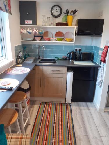 eine Küche mit einer Spüle und einer Arbeitsplatte in der Unterkunft Little Pedn in Penzance