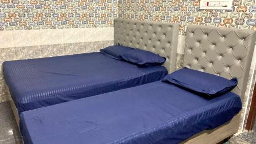 Posteľ alebo postele v izbe v ubytovaní SK Residence (Located 10 Meter from Nagore Dargah Main Entrance)