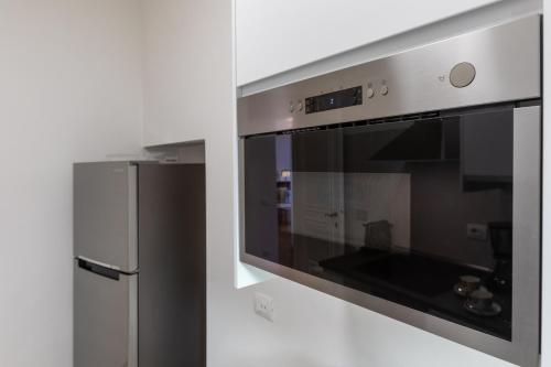 un forno a microonde in una cucina accanto a un muro di Amelie Suite Navona a Roma