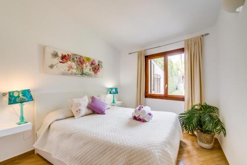 a bedroom with a bed with a teddy bear on it at Ideal Property Mallorca - Casa Pequeña in Crestatx