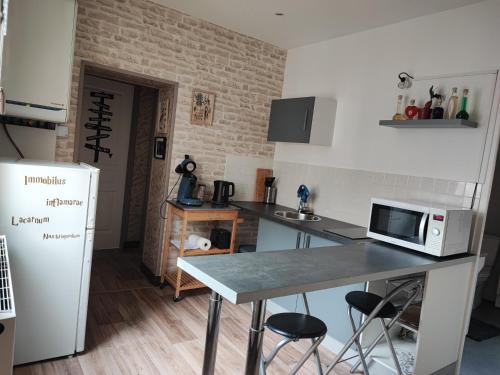La cuisine est équipée d'un four micro-ondes et d'un réfrigérateur. dans l'établissement Le Dortoir d'Harry Potter, à Châlons-en-Champagne