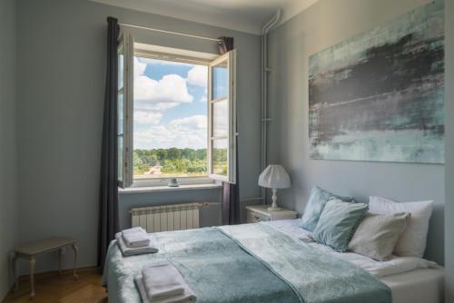 una camera con un grande letto e una finestra di Ego Apartments Old Town II a Varsavia