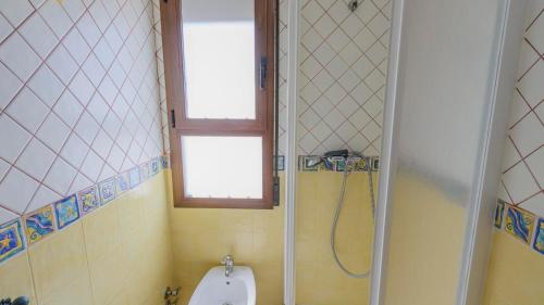 y baño con aseo, ventana y ducha. en El Romo Colmenar by Ruralidays, en Colmenar