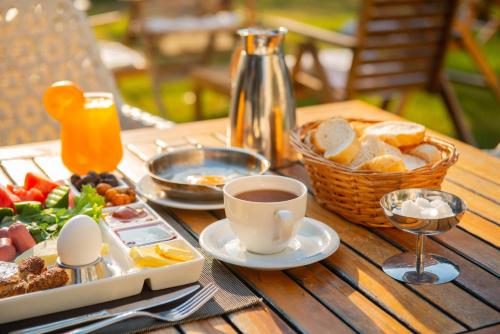 un tavolo con vassoio di cibo e una tazza di caffè di Hotel Simsek a Edirne