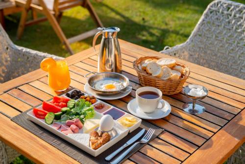 un tavolo con un vassoio di prodotti per la colazione di Hotel Simsek a Edirne