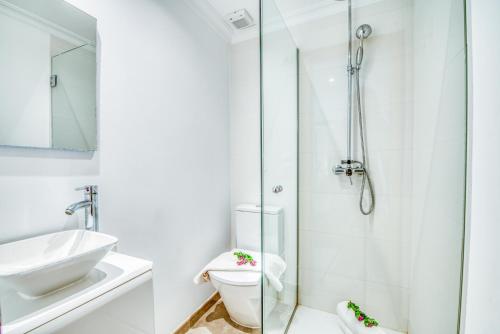 ein Bad mit einer Dusche, einem WC und einem Waschbecken in der Unterkunft Ideal Property Mallorca - Pins 441 in Playa de Muro