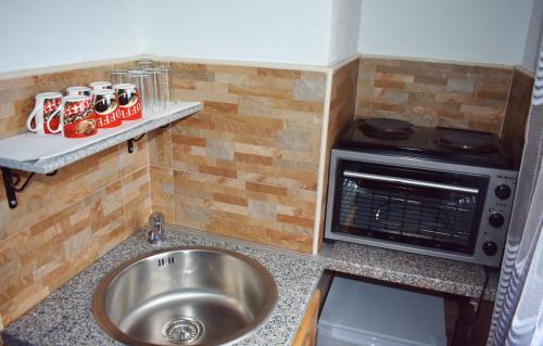 Una cocina o zona de cocina en Apartmani Lučić