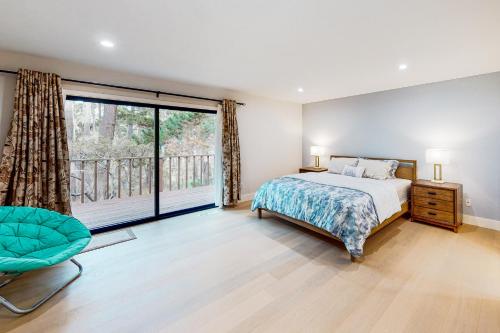 1 dormitorio con cama y ventana grande en Pebble Beach Abundant Oasis, en Pebble Beach