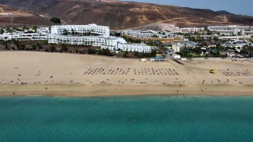 an aerial view of a beach with people in the water at Queen Amanay - terrazza, confortevole, tranquillo, Wi-Fi, AC in Costa Calma