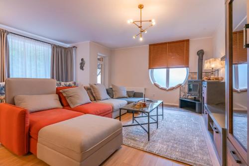 una sala de estar con un sofá y una mesa en Casa Nostalgia, en Poiana Brasov