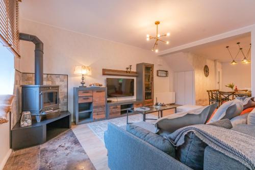 波亞納布拉索夫的住宿－Casa Nostalgia，客厅设有蓝色的沙发和壁炉