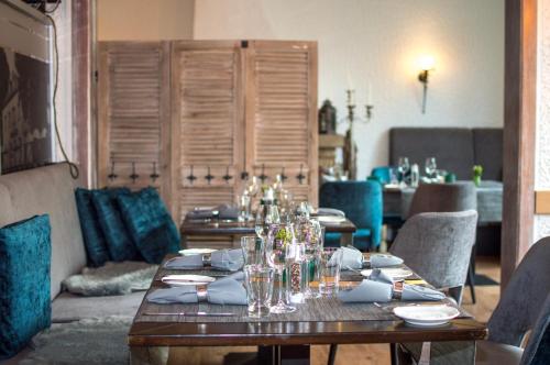a table with glasses on it in a room at Hotel Estricher Hof in Trier