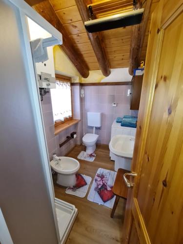 bagno con 2 servizi igienici e lavandino di Chalet L'Ange Des Neiges - Relax & SPA a Valtournenche