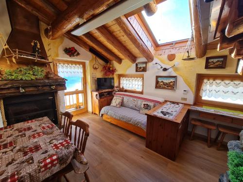 1 dormitorio con 1 cama y 1 mesa en una habitación en Chalet L'Ange Des Neiges - Relax & SPA en Valtournenche