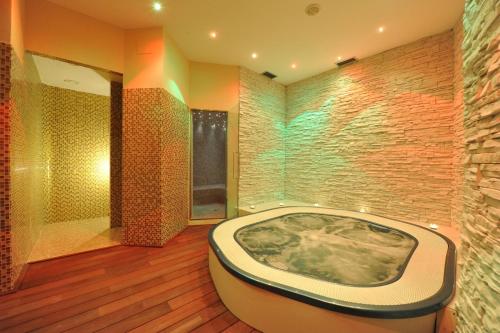 Habitación con baño con bañera grande. en Hotel Madison en Bellaria-Igea Marina
