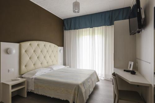 1 dormitorio con cama y ventana grande en Hotel Madison en Bellaria-Igea Marina
