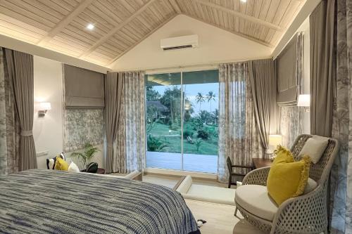 1 dormitorio con cama y ventana grande en Shantaa Resort, Kohkood, en Ko Kood