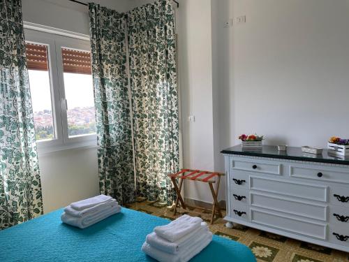 1 dormitorio con 1 cama, vestidor y ventana en Il Balcone sui Sicani, en Cammarata