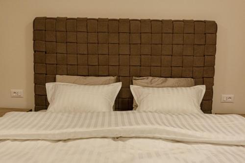 Katil atau katil-katil dalam bilik di Perla Lux apartmani