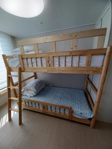 a couple of bunk beds in a room at GOOD VIEW Guest House in Jeonju