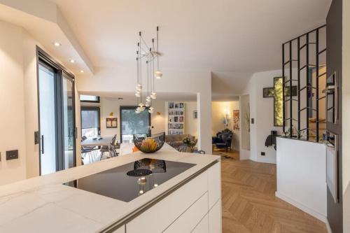 une cuisine et un salon avec une salle à manger dans l'établissement Villa luxe, au calme avec piscine à 5min du lac, à Annecy