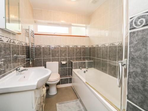 a bathroom with a sink and a tub and a toilet at Manorcombe 2 in Callington