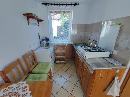 a small kitchen with a stove and a sink at Domek całoroczny blisko centrum in Hel