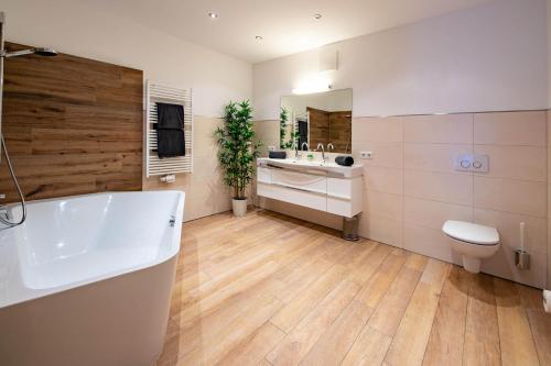 A bathroom at Aparthotel Eichenhof - Appartement Panorama