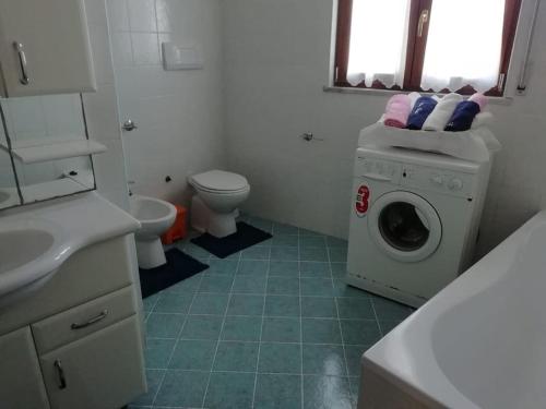 Latronico的住宿－Casa vacanze da Ricky e Nicky，一间带洗衣机和水槽的浴室