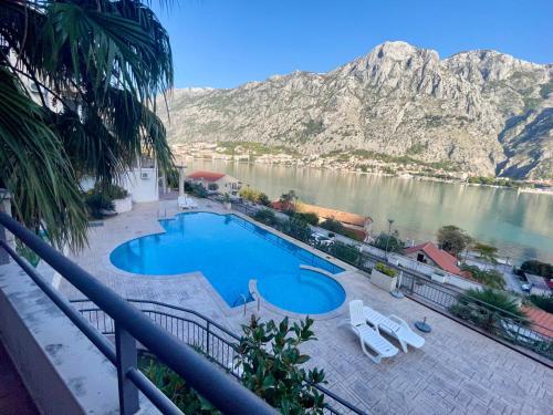 ムオにあるStunning view to Kotor bay and Old town - C2 Vistaの山の景色を望むプール