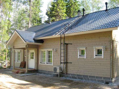 a small house with a metal roof at Villa Aurinkoranta in Enonkoski
