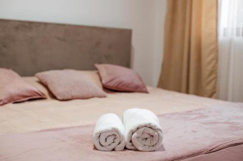 ein Paar Handtücher auf dem Bett in der Unterkunft Apartman Petunija in Sjenica