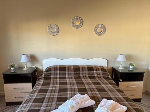 1 dormitorio con 1 cama con 2 mesitas de noche y 2 lámparas en Depto LA QUILMES en Concepción del Uruguay