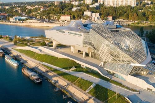 une vue aérienne sur un bâtiment à côté de l'eau dans l'établissement Appartement dans Péniche atypique et idyllique à Confluence, à Lyon