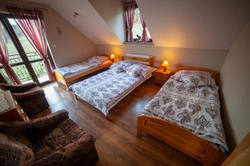 salon z 2 łóżkami i kanapą w obiekcie domek simonka zawoja w Zawoi