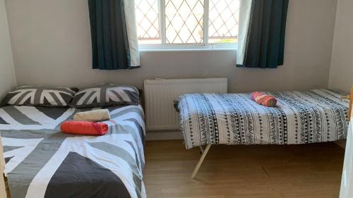 - une chambre avec 2 lits jumeaux et une fenêtre dans l'établissement Private Room in London, à Londres