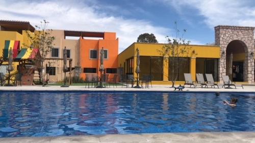 una gran piscina frente a un edificio en Depa en San Miguel de Allende Zirándaro con Piscina en San Miguel de Allende