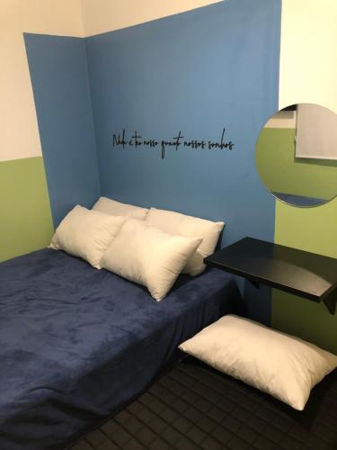 ein Bett mit zwei Kissen darauf in der Unterkunft Apartamento á 50 mts do mar in Balneário Camboriú