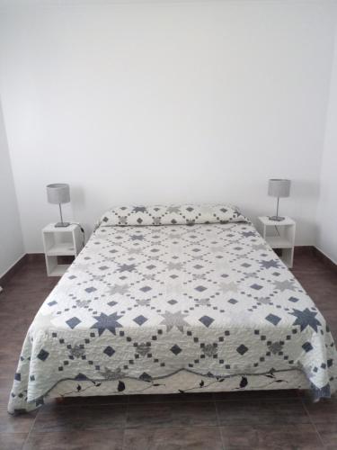 Un pat sau paturi într-o cameră la Jugueze Tres Arroyos II