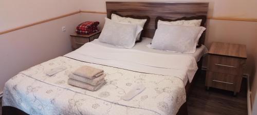 ein Schlafzimmer mit einem Bett mit zwei Handtüchern darauf in der Unterkunft Apartment Giorgi in Sighnaghi in Sighnaghi