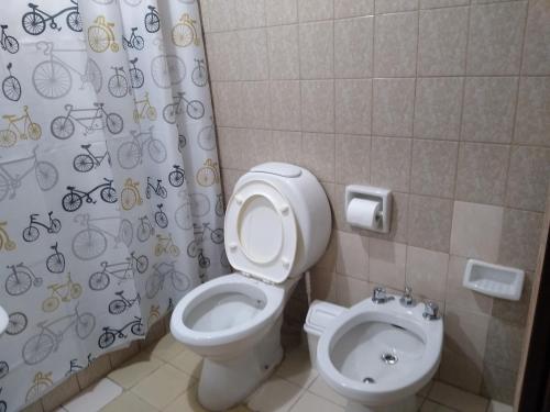 baño con aseo y cortina de ducha con bicicletas en Departamento 20 de Febrero Premium en Salta