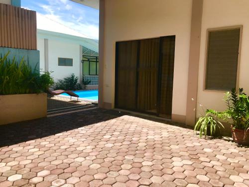 a house with a courtyard with a pool and a patio at Shrivasta Cottages in Abu