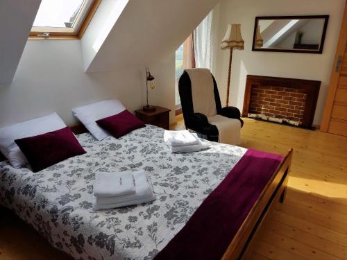 - une chambre avec un lit, une chaise et une cheminée dans l'établissement Chatka Bernadka - w sercu Gorców, à Szlembark