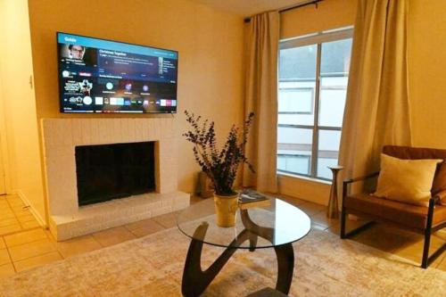 a living room with a fireplace and a tv at Place de la Rio Grand in Brownsville