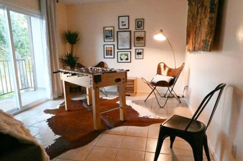 a living room with a table and a chess board at Place de la Rio Grand in Brownsville